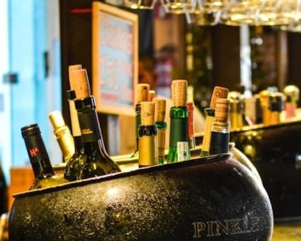 Flessen wijn op de bar